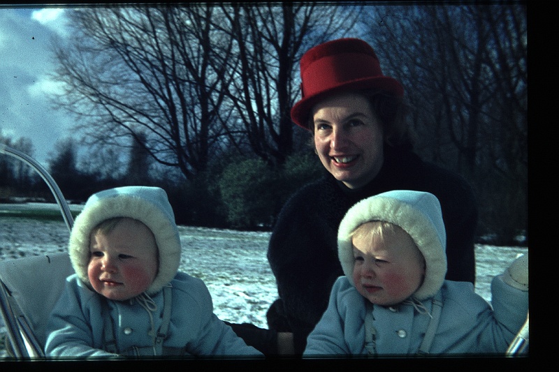 17.Wilhelminapark dec 1964 Mama,Brigitte,Marion.JPG